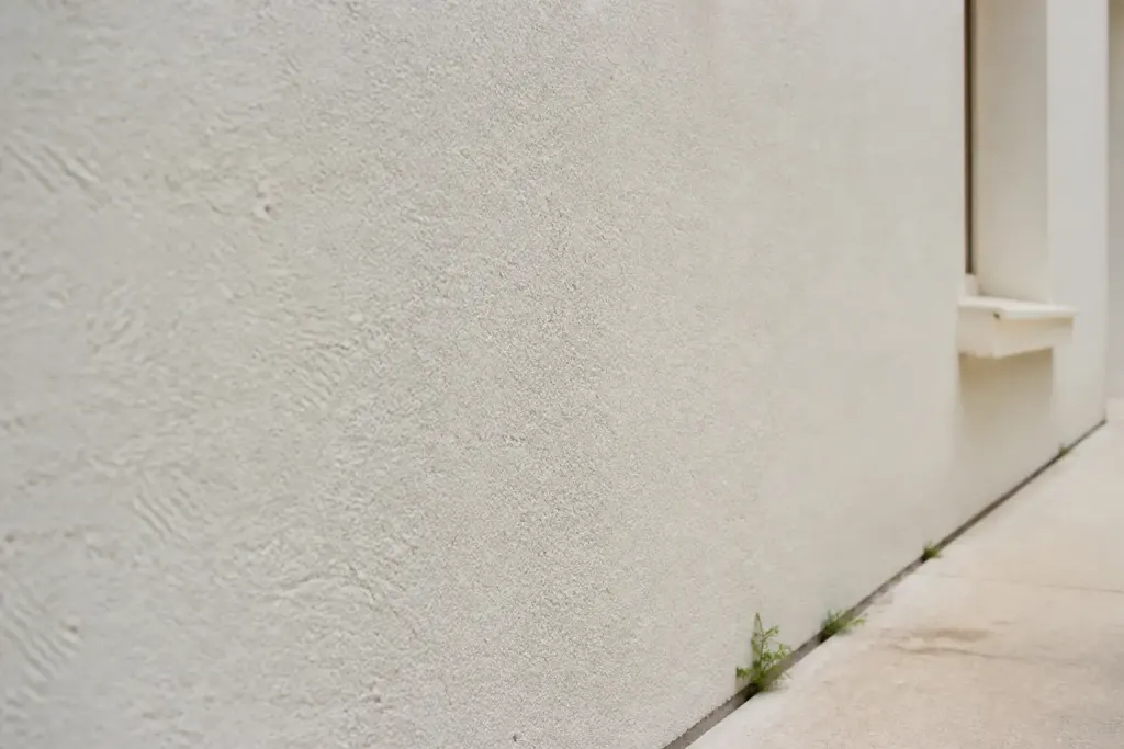 Mur blanc casse texture granuleuse revetement rustique