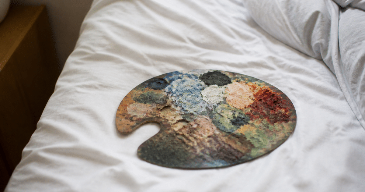 Palette de peinture murale posee sur lit blanc spacieux