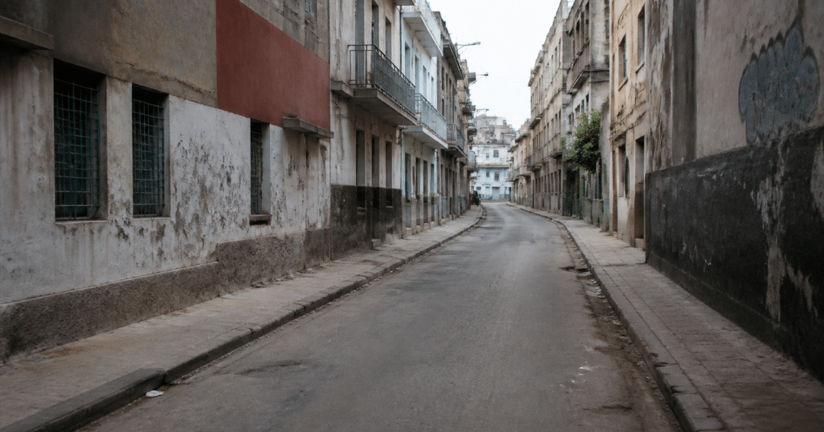 Rue déserte avec immeubles dégradés et graffitis visibles