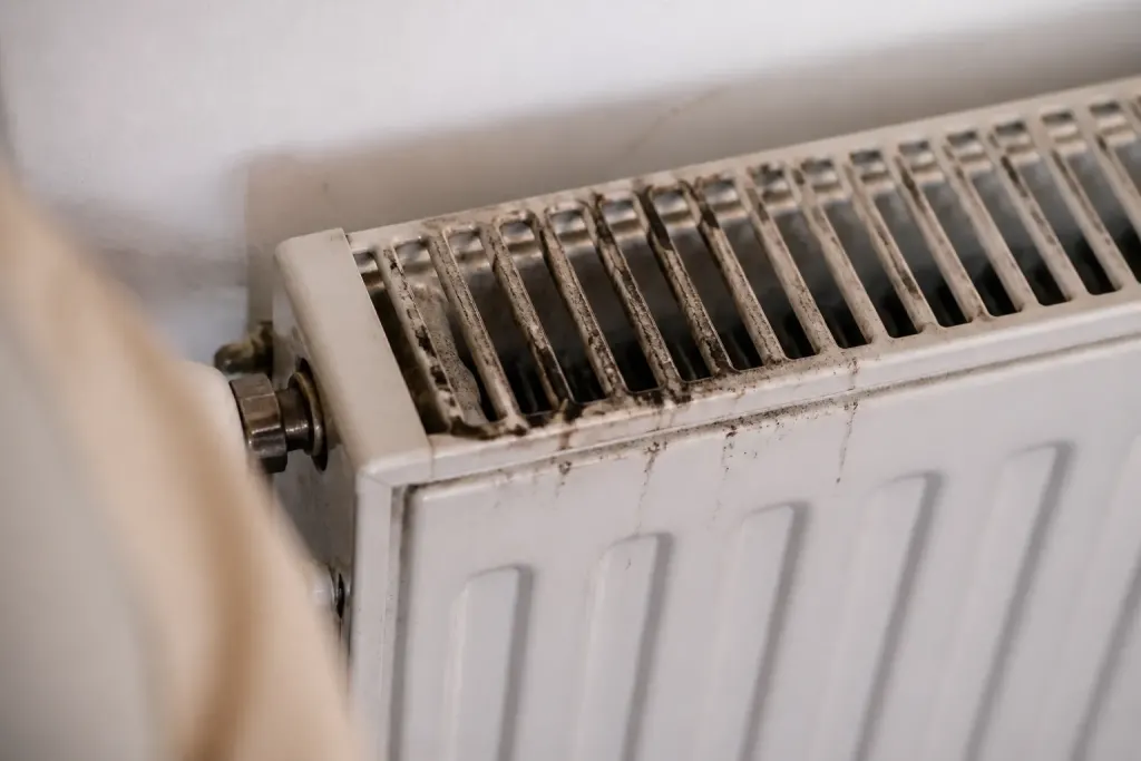 Radiateur blanc depots sediments noirs accumulation boue