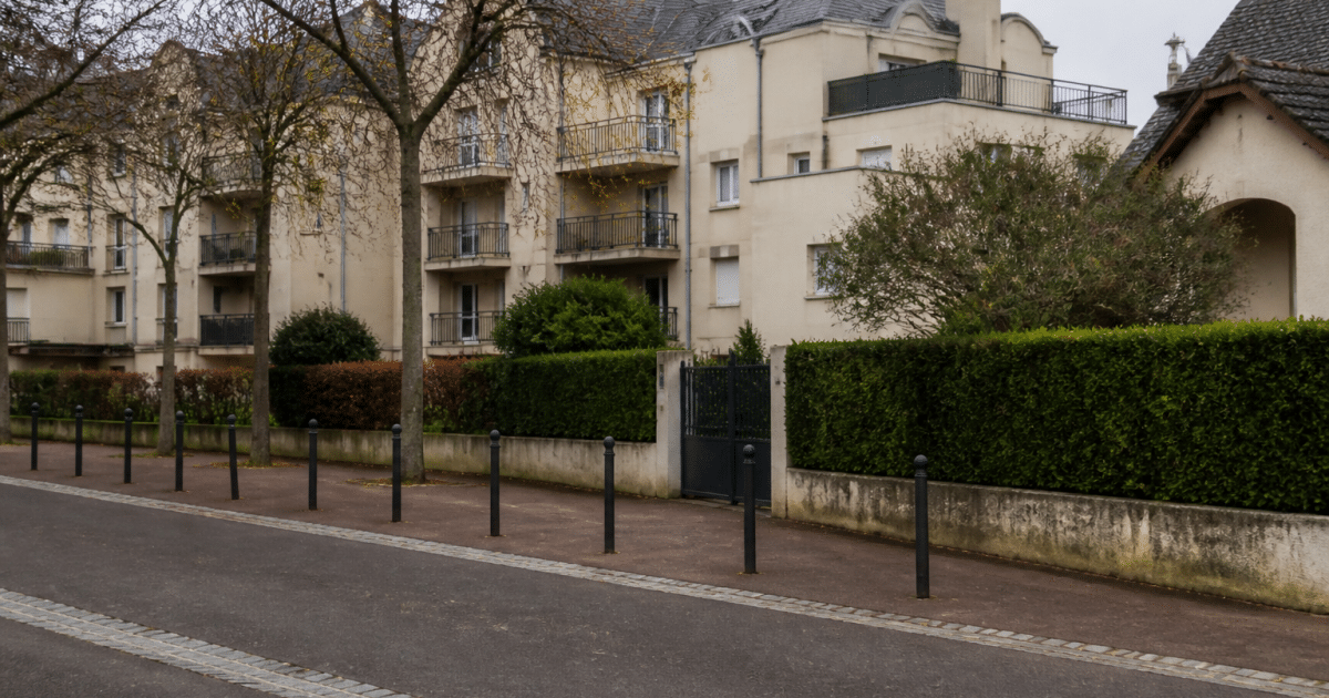 Rues deDelimitees de Domont avec batiments residentiels en arriere-plan