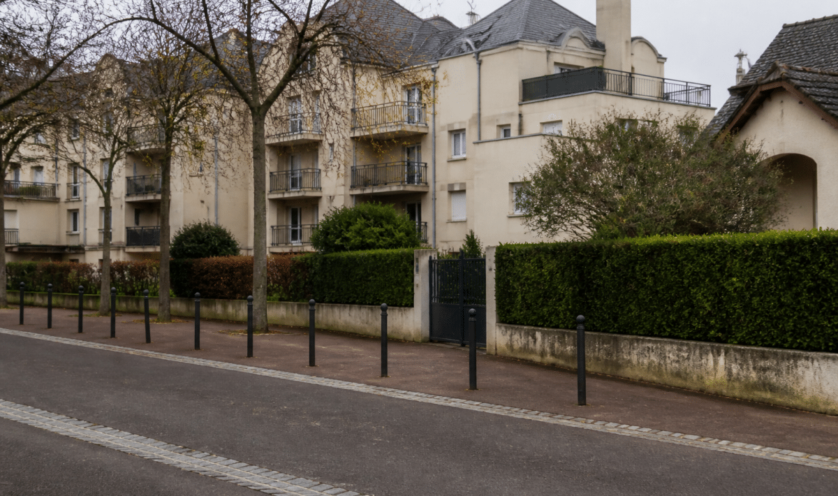 Rues deDelimitees de Domont avec batiments residentiels en arriere-plan