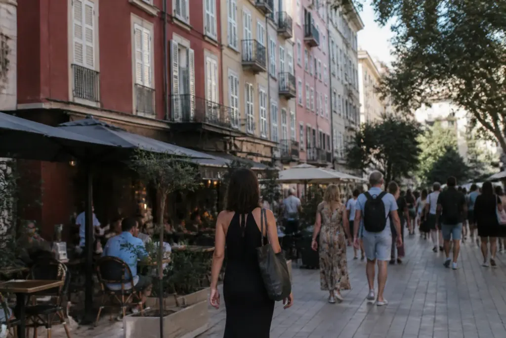 Marche pietonne terrasses cafes facades colorees immeubles