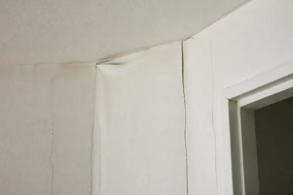 Plaques de platre gonflees et joints fissurees