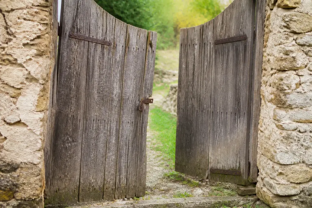 Portail en bois flechi avec gonds rouilles